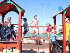 Самая большая площадка в Карлуке радует ребятишек.