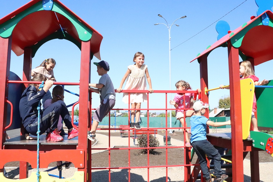 Самая большая площадка в Карлуке радует ребятишек.