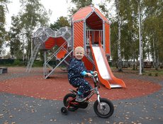 В посёлке Молодёжный появился сквер. На прогулочной зоне установили деревянные лавочки, качели, детские спортивные блоки, сделан монтаж освещения.
