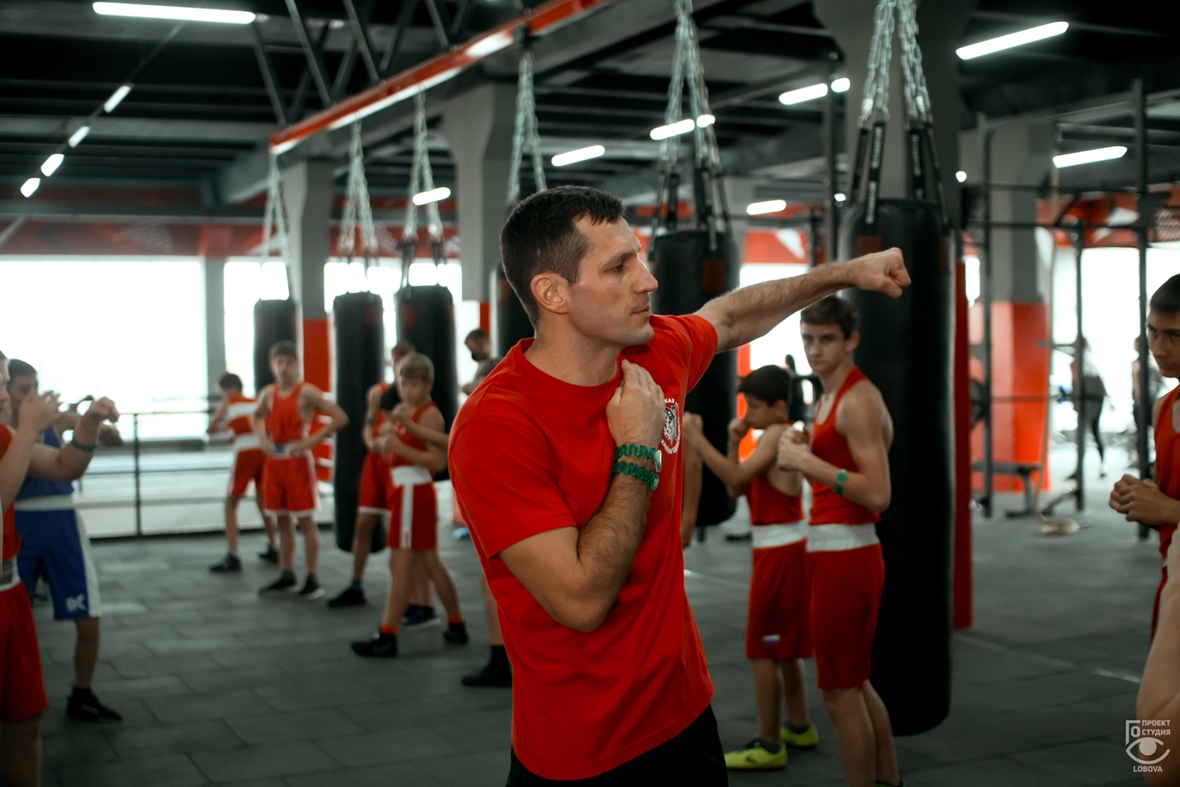 Спортивный зал площадью 1000 квадратных метров оборудован с соблюдением современных спортивных стандартов.