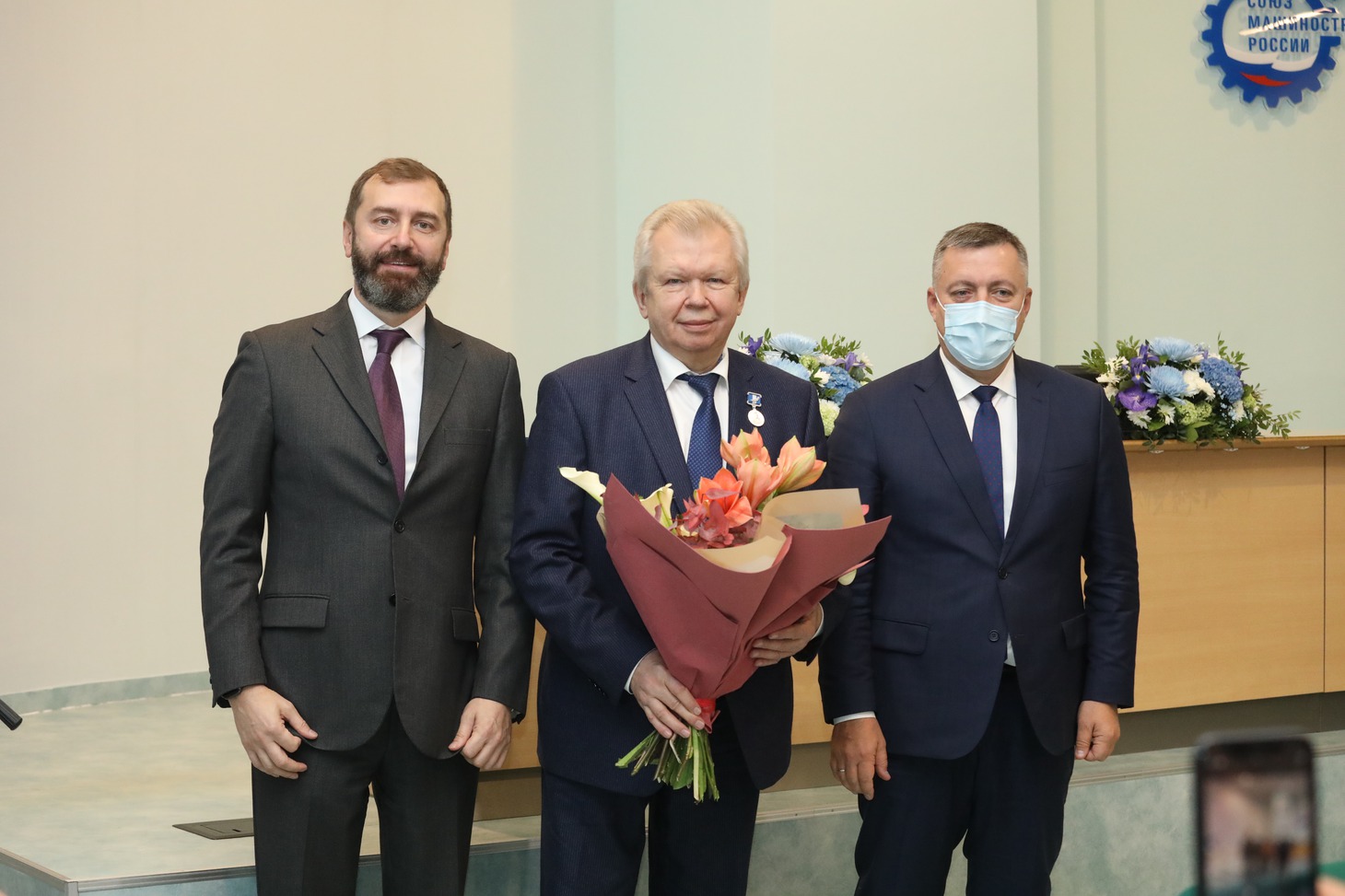 Спикер областного парламента Александр Ведерников, директор Иркутского авиазавода Александр Вепрев, губернатор Иркутской области Игорь Кобзев