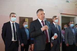 Мэр Ангарского городского округа Сергей Петров поприветствовал учащихся
