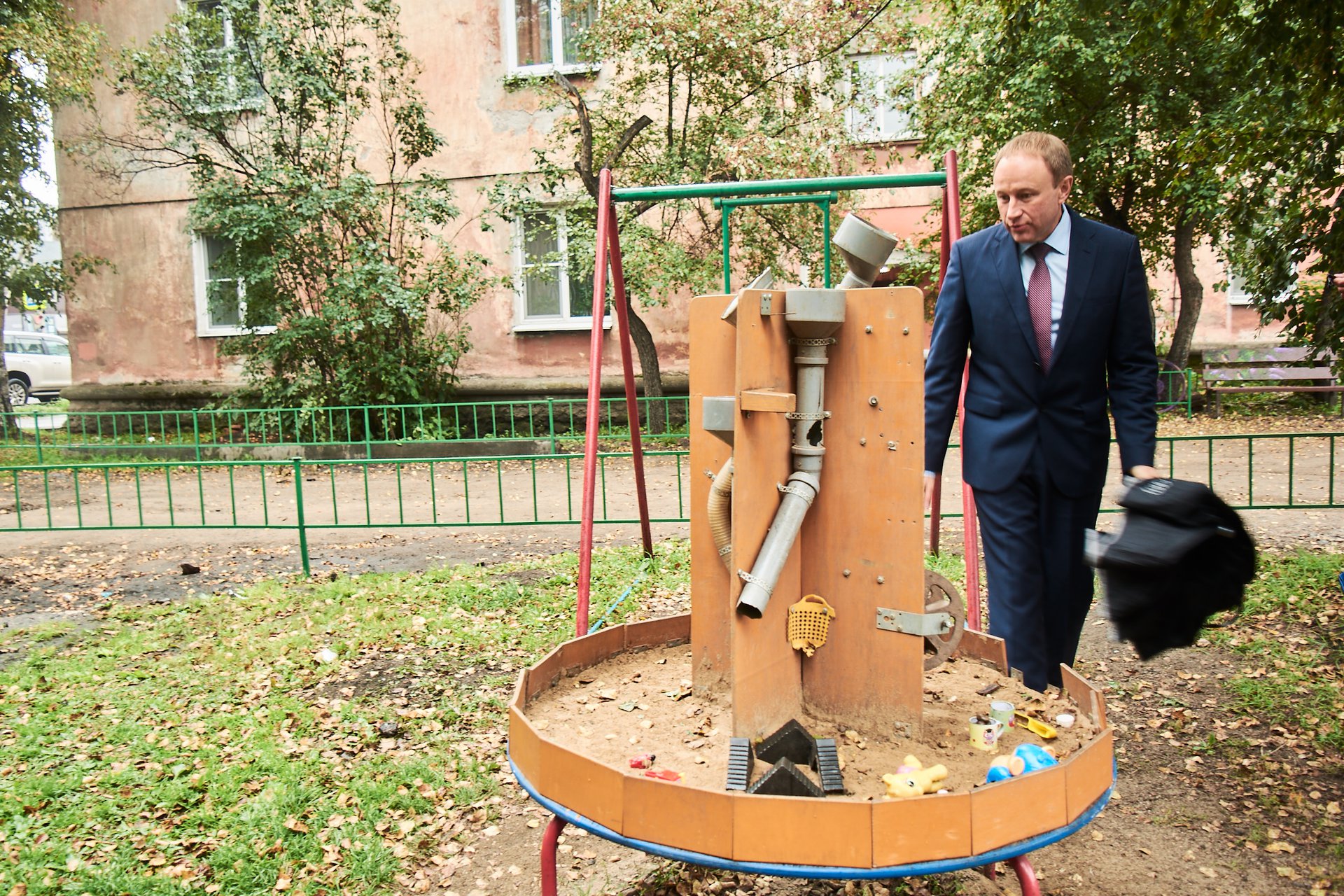 В центре площадки установили самодельную развивающую конструкцию