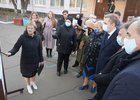 Директор школы №39 Галина Масленникова показывает схему расположения второго корпуса