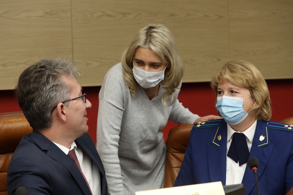 Роман Буянов, полпред губернатора Иркутской области в ЗС, Наталья Дикусарова, депутат ЗС, Ольга Борисова, представитель прокурора в ЗС. Фото: пресс-служба Заксобрания Иркутской области
