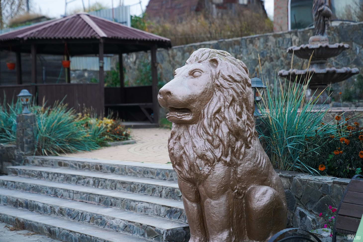 На территории установлены фигуры львов