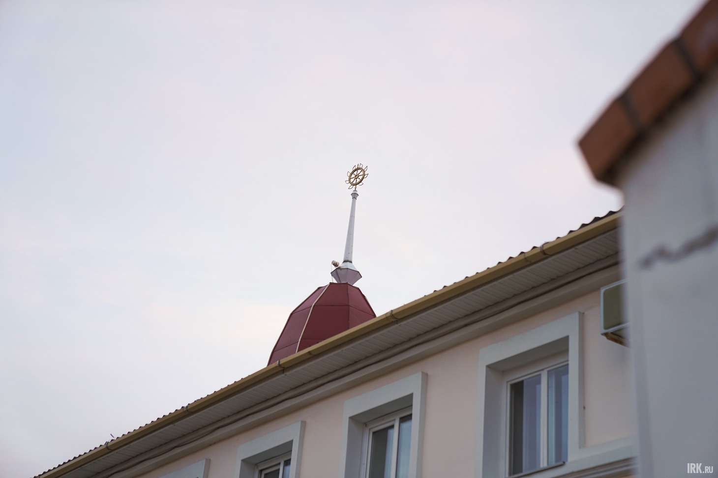 Символ на шпиле — огненный вращающийся диск — служит защитой от зла