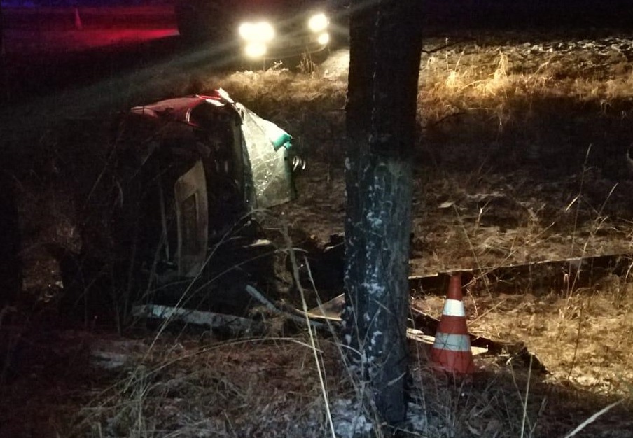 Автомобиль съехал в кювет и опрокинулся
