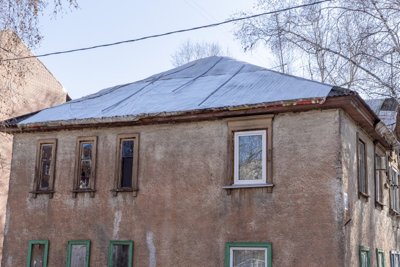 Дома №13 и №15 по улице Обручева находятся в ужасном состоянии: крыши протекают, перекрытия сгнили, потолок обваливается. Однако в программу переселения они не попали