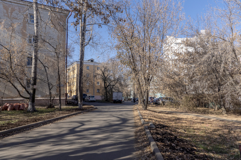 В этом году были благоустроены несколько дворов. В них заасфальтировали проезды, обустроили тротуары, поставили скамейки и обновили детские комплексы