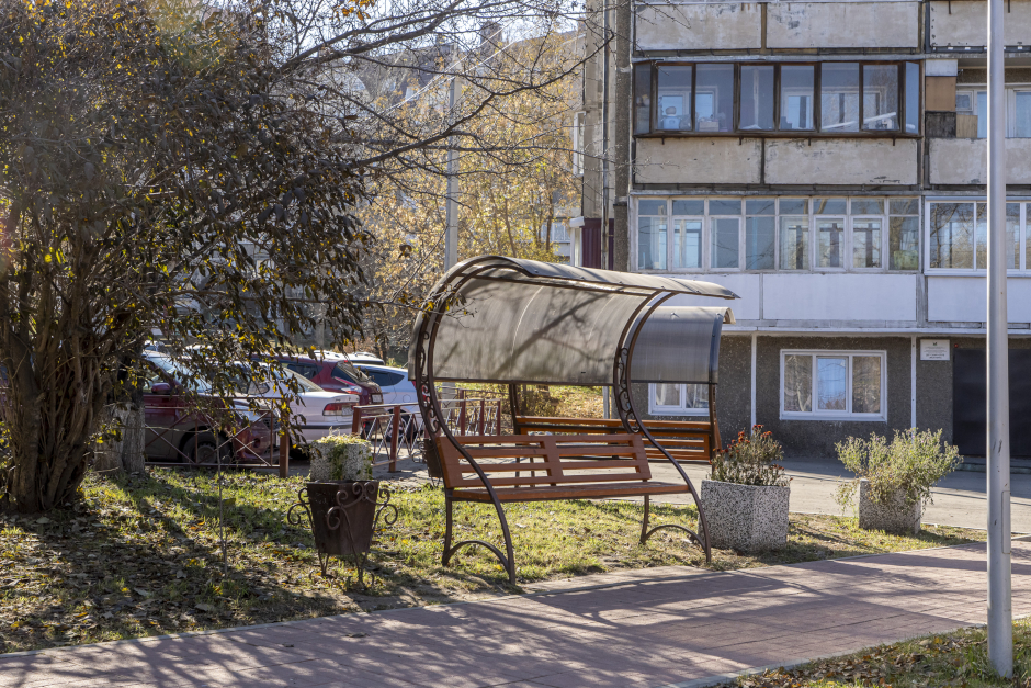 В сквере тротуары выложили плиткой, поставили скамейки и урны