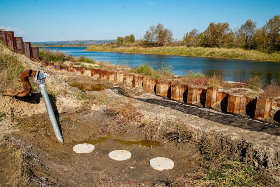 Изоляция нефтяной линзы