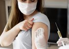 К приоритету первого уровня, подлежащих обязательной вакцинации против коронавируса, отнесли несколько категорий граждан. Фото с сайта cheltv.ru