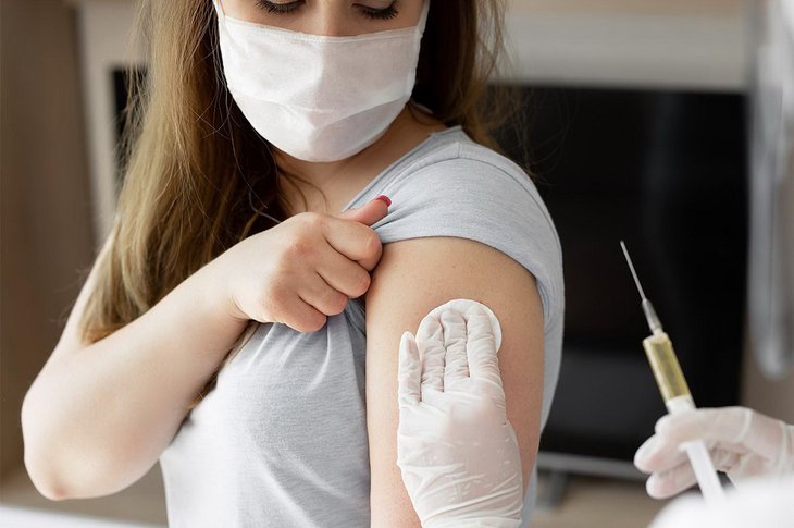 К приоритету первого уровня, подлежащих обязательной вакцинации против коронавируса, отнесли несколько категорий граждан. Фото с сайта cheltv.ru