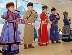 Школьников и гостей с открытием поздравили артисты Государственного ансамбля песни и танца «Степные напевы».