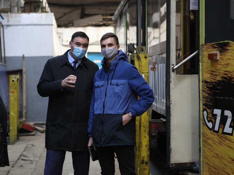 Руслан Болотов и Андрей Примачев в трамвайном депо