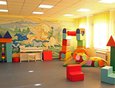 В детском саду есть игровой кабинет, спальная комната, спортивный и музыкальный залы, кабинет логопеда и психолога.