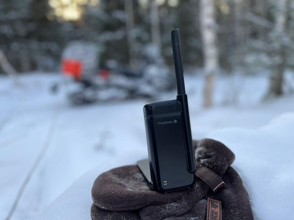 Преврати свой смартфон в спутниковый с помощью адаптера Thuraya SatSleeve Hotspot