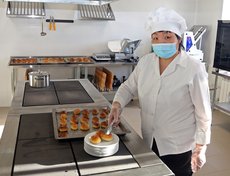 В новом двухэтажном здании школы-детского сада оборудован пищеблок.