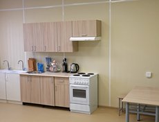 Помимо учебных классов, в школе есть библиотека, помещения для кружков, спортивный зал с раздевалками и душевыми, актовый зал, пищеблок, медицинские кабинеты.