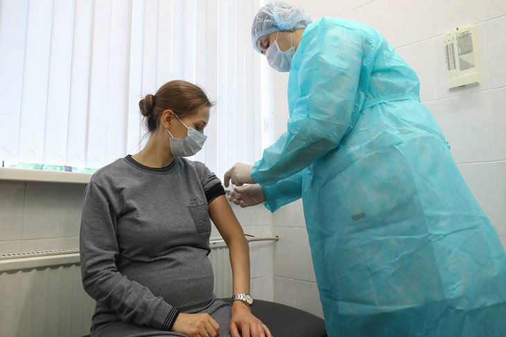 Ведомство также обновило рекомендации по лечению беременных и новорожденных с COVID-19. Фото ТАСС