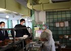 Руслан Болотов проверил, как организован процесс питания в школе № 32. Фото пресс-службы администрации Иркутска