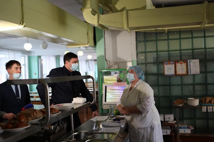 Руслан Болотов проверил, как организован процесс питания в школе № 32. Фото пресс-службы администрации Иркутска