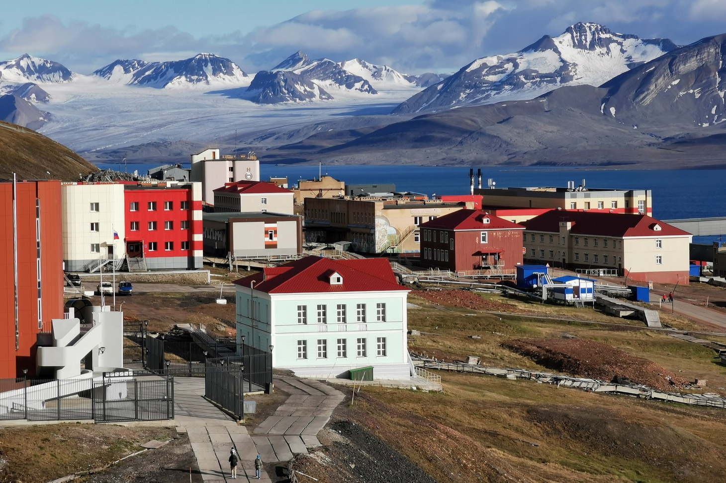 Летний Баренцбург. На заднем плане спускающиеся к морю языки ледника Грен-фьорд-бреен