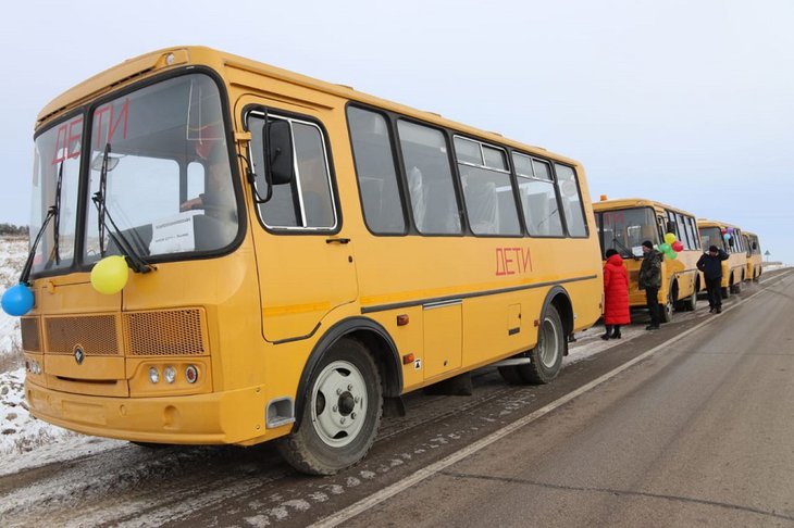 Сейчас общеобразовательные организации имеют 620 автобусов. Фото пресс-службы правительства Иркутской области