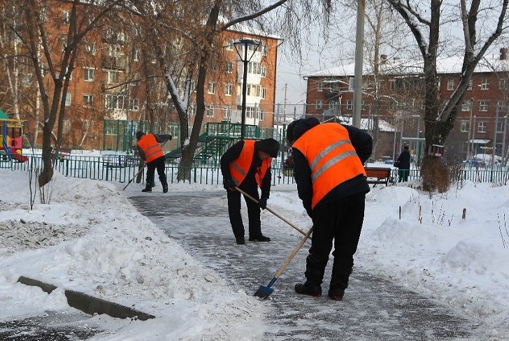 Ежедневно дворы убирают 500 дворников. Фото пресс-службы администрации Иркутска