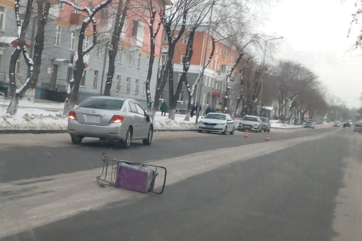 Мать с ребенком переходила дорогу в неположенном месте. Фото читателей IRK.ru