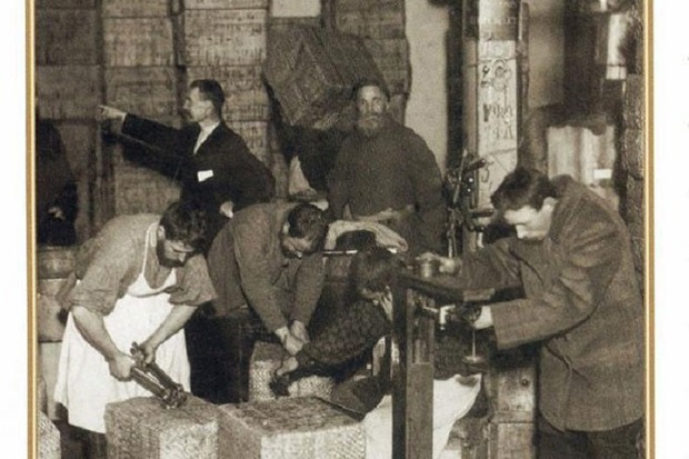 Упаковка чая на чаеразвесочной фабрике наследников «Губкина – Кузнецова». Фото 1912 года