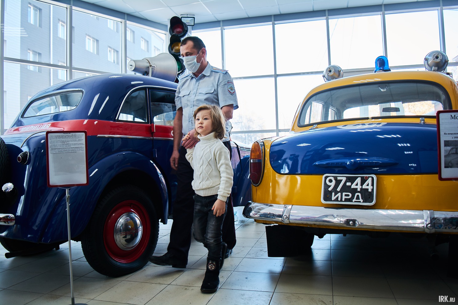 В музее представлены служебные автомобили, фотографии и средства связи советских времён.