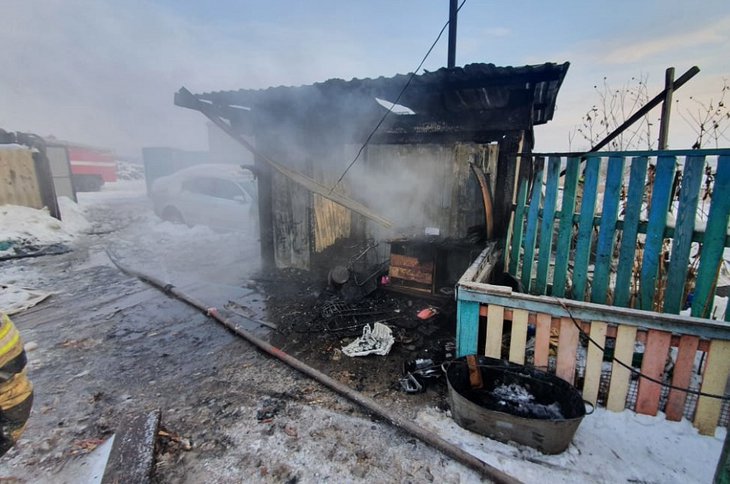Сгоревшая летняя кухня обогревалась двумя электроприборами. Фото пресс-службы ГУ МЧС России по Иркутской области