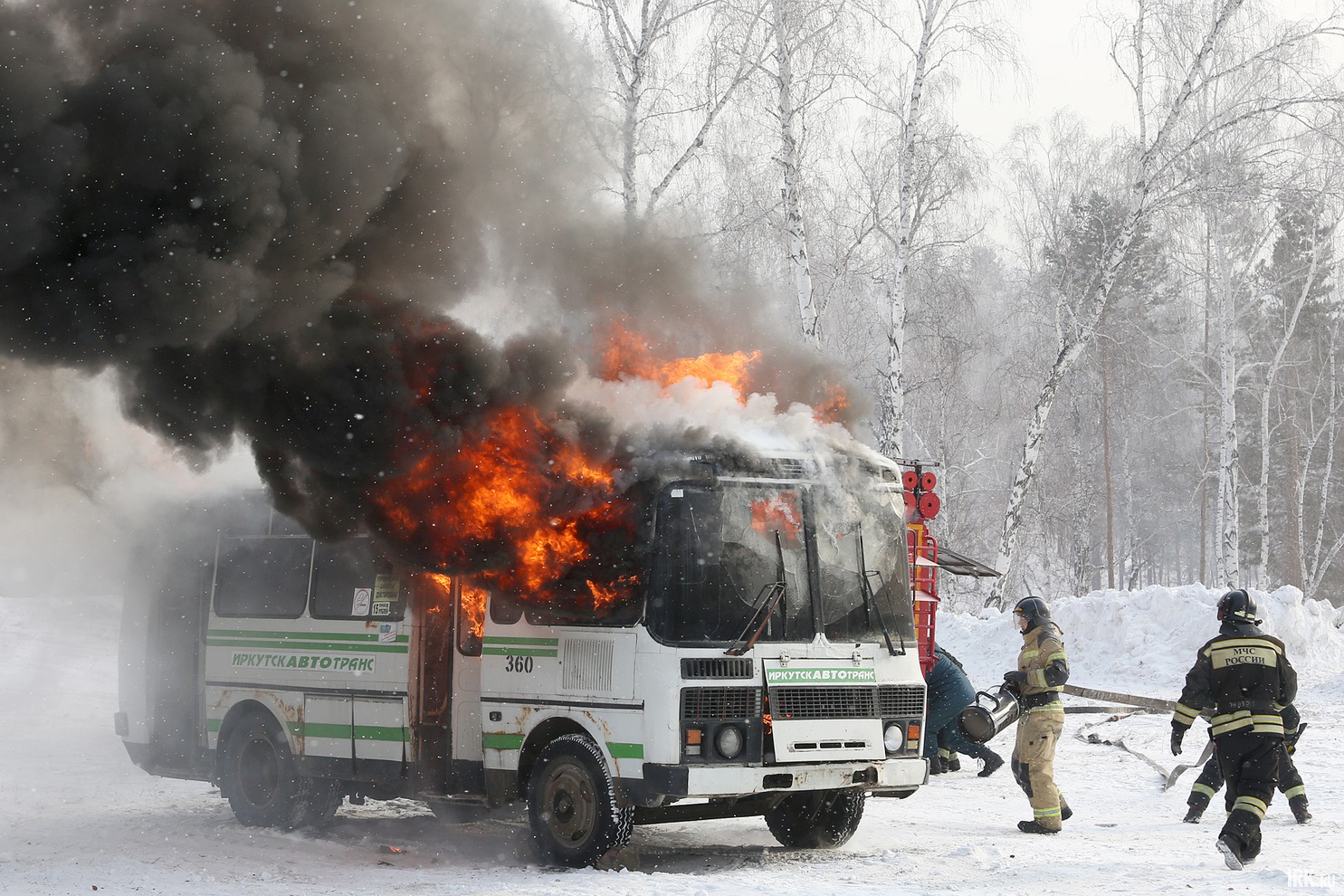 После успешного штурма автобус загорелся.