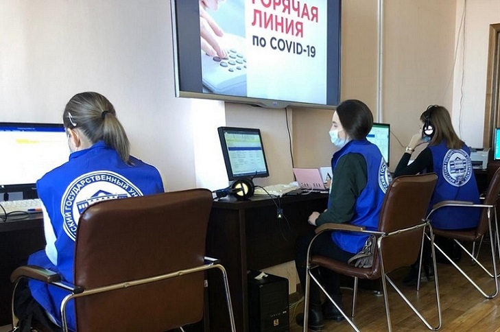 Сейчас в колл-ценре в две смены с 8:00 до 23:00 работает 60 волонтеров. Фото с сайта baikal24.ru