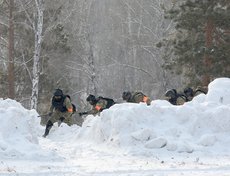 Штурмовая группа ОМОН десантировалась с вертолета МИ-8 и обезвредила условного противника.