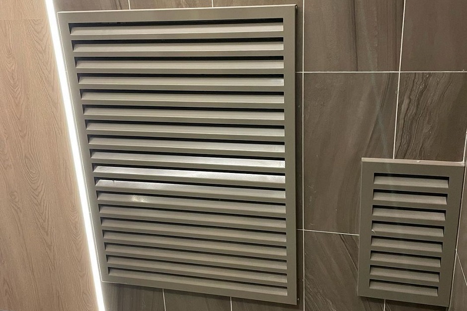 Решётки в системе дымоудаления в многоквартирном жилом комплексе