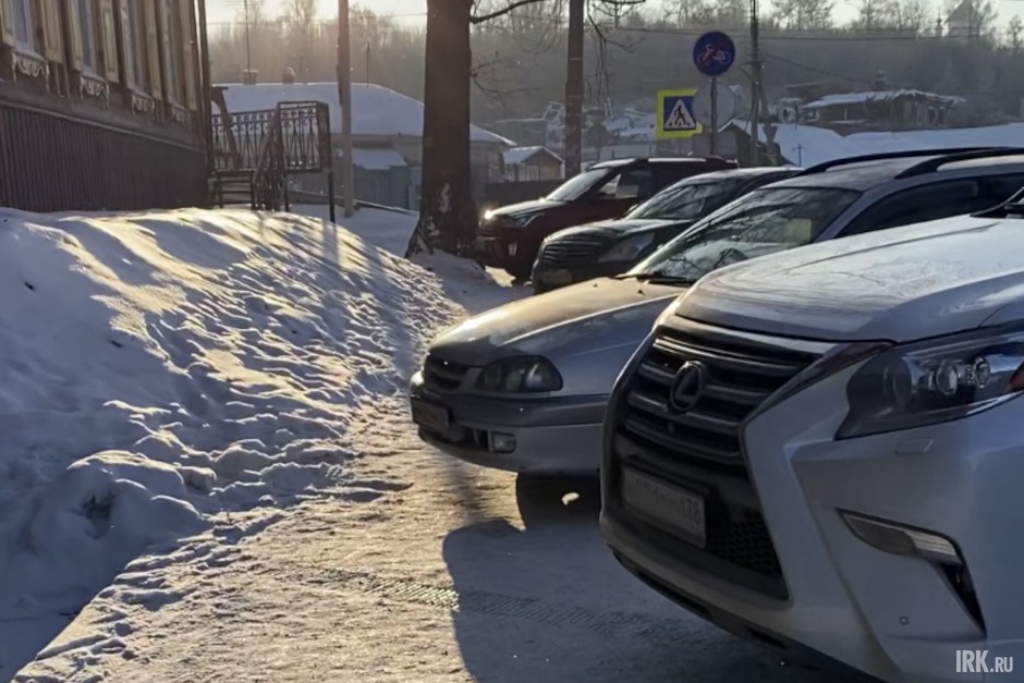 На Горной в выходной день тротуар заставлен машинами