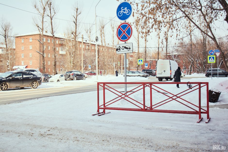 Ближе к перекрестку нам пришлось идти по велополосе, так как возле БЦ «Зеркальный» перегородили тротуар