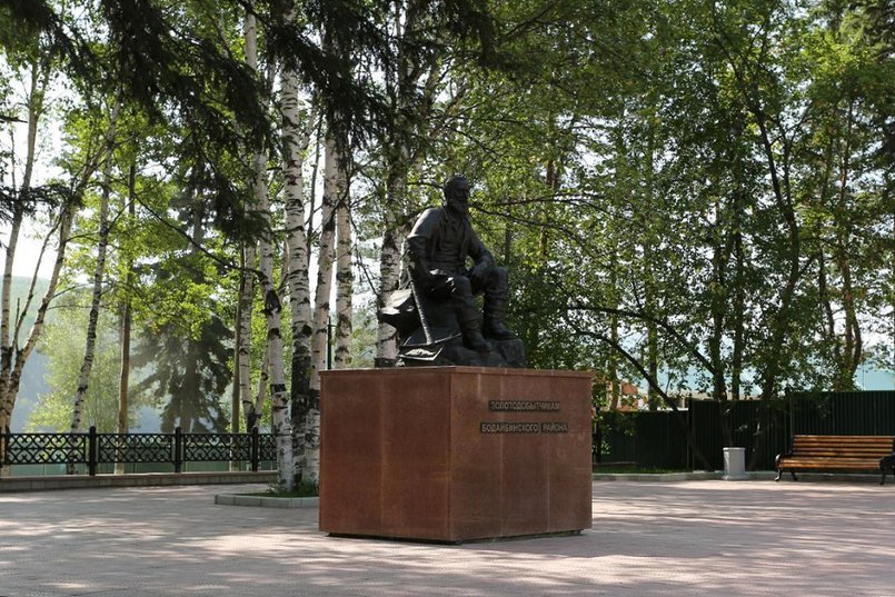 Памятник золотодобытчикам Бодайбинского района на набережной реки Витим. Фото Владимира Исаева