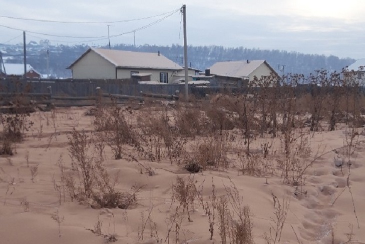 Несколько километров покрывает мелкая древесная пыль. Фото прислали жители Столбова