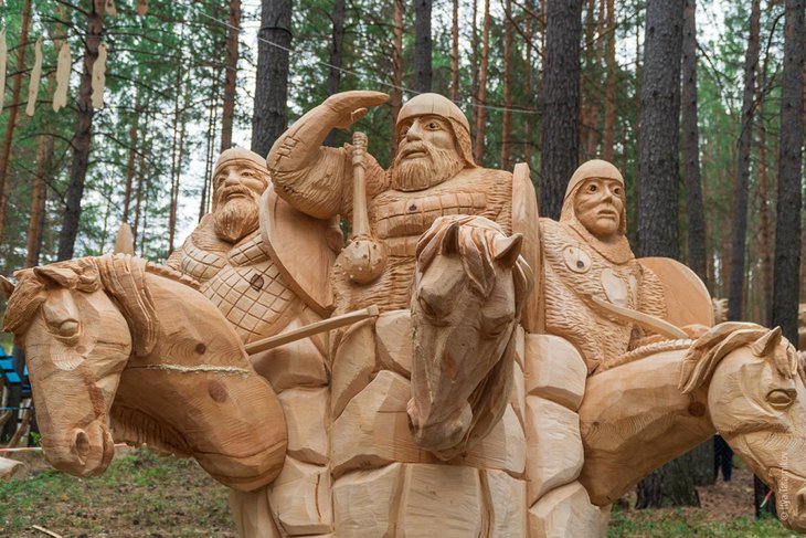 За девять лет существования фестиваля в парке «Лукоморье» появились 229 деревянных скульптур. Фото с сайта alukomor.ru