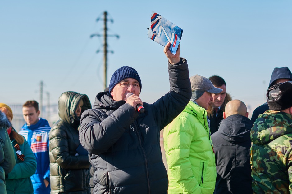 Автомобилистам раздали наклейки и российские флаги.