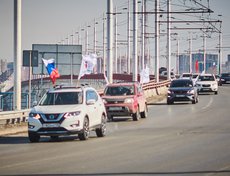 Колонна проехала по Академическому мосту.