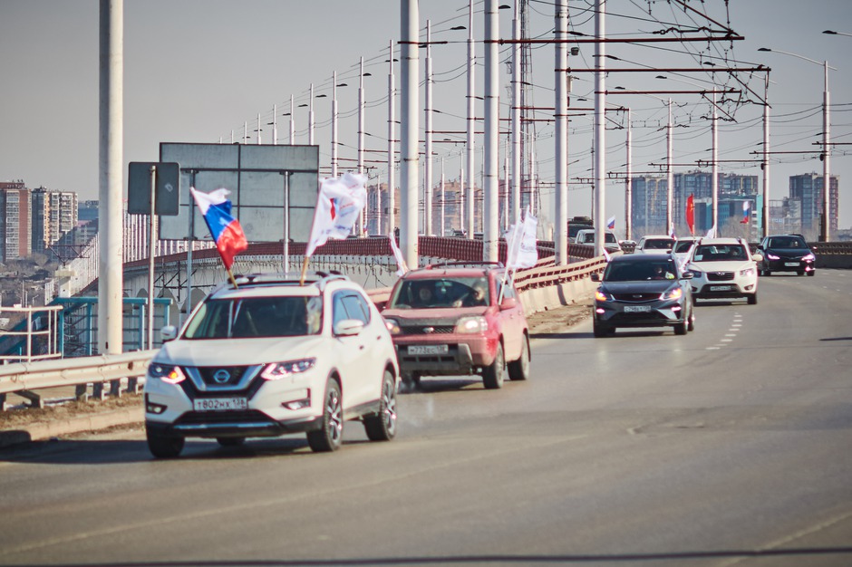 Колонна проехала по Академическому мосту.