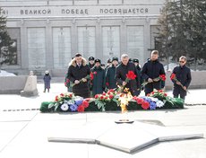 После торжественного автопробега Андрей Бунев, Руслан Болотов, Евгений Стекачев и Андрей Южаков возложили цветы к Вечному огню.