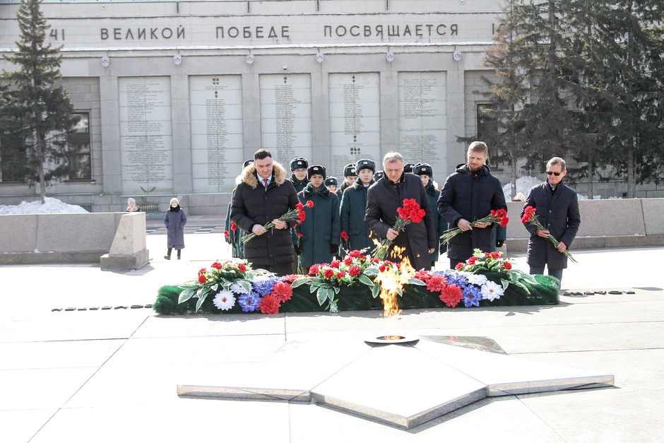 После торжественного автопробега Андрей Бунев, Руслан Болотов, Евгений Стекачев и Андрей Южаков возложили цветы к Вечному огню.