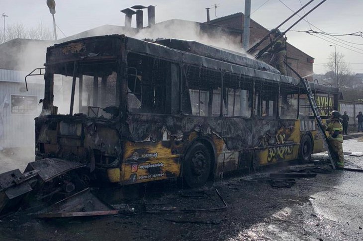 На момент пожара в салоне троллейбуса никого не было. Фото пресс-службы ГУ МЧС России по Иркутской области