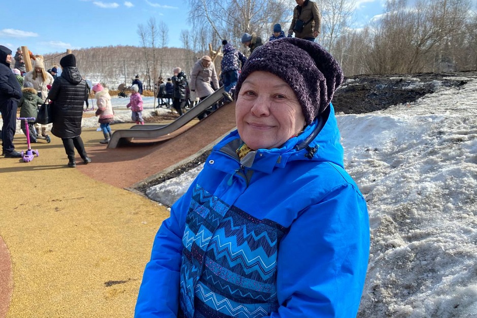 Наталья Васильевна часто приходит на площадку с внуками Наталья Васильевна часто приходит на площадку с внуками